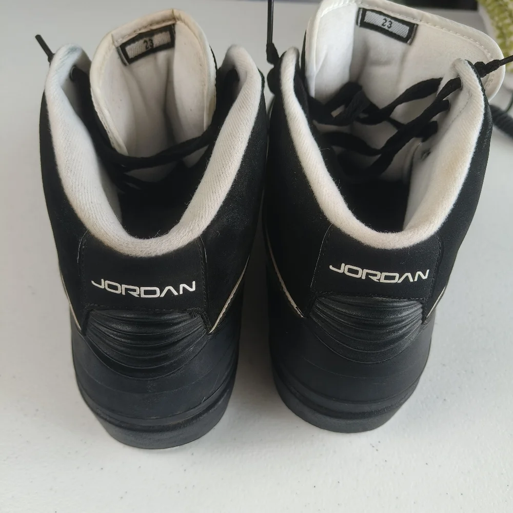 Jordan 2 Retro QF Black 2010 men's sports shoes size 13 style 395709-001. used d